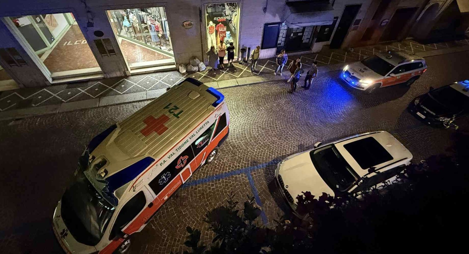  深夜勇敢拦车，华人女店员不幸受伤：目前已无生命危险 