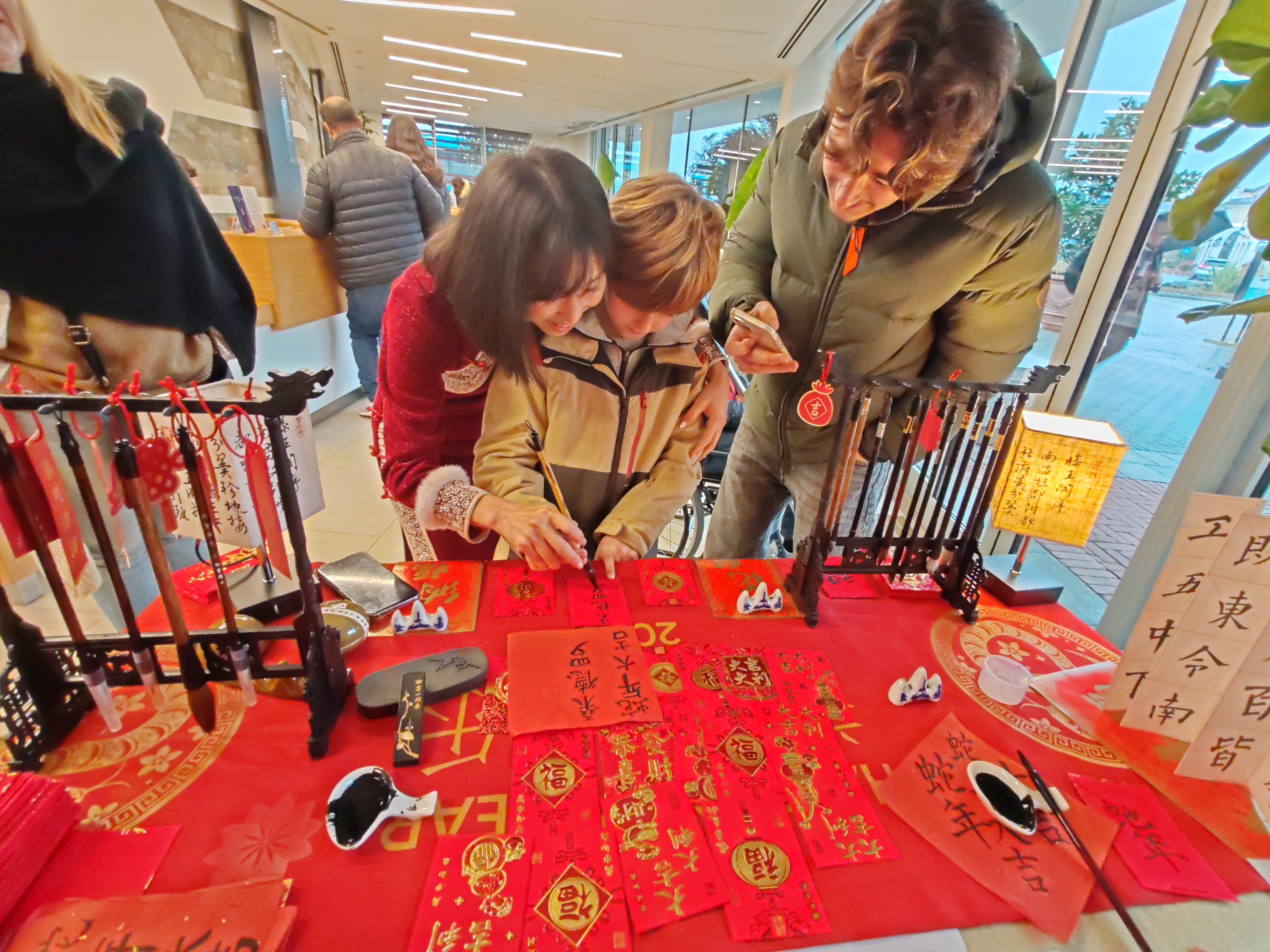  贝加莫中国文化协会在Serravalle Outlet举办“送红包·写祝福”活动 