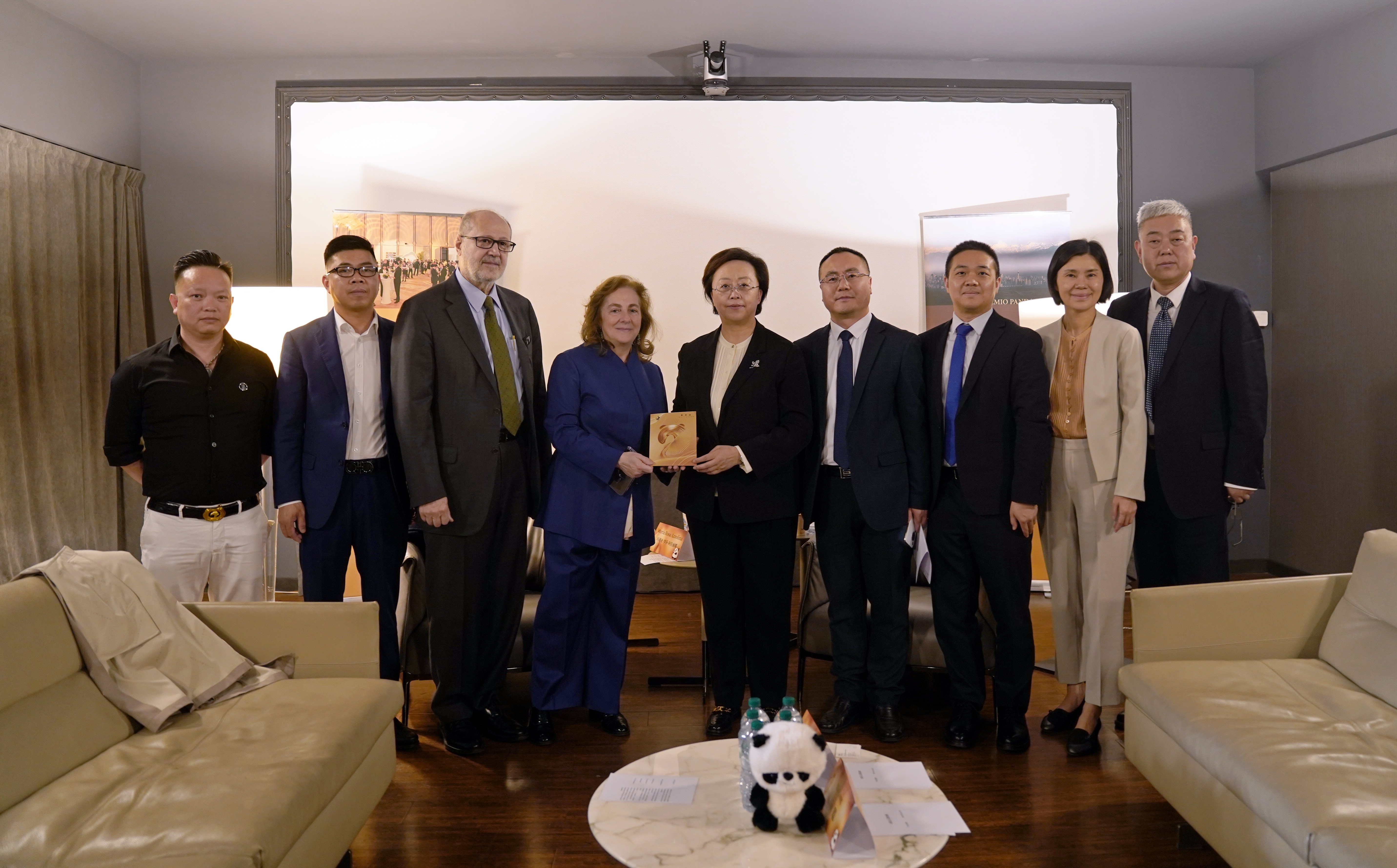  中意影视合作再深化 金熊猫奖携峨影第一出品电影《熊猫计划》亮相意大利米兰 