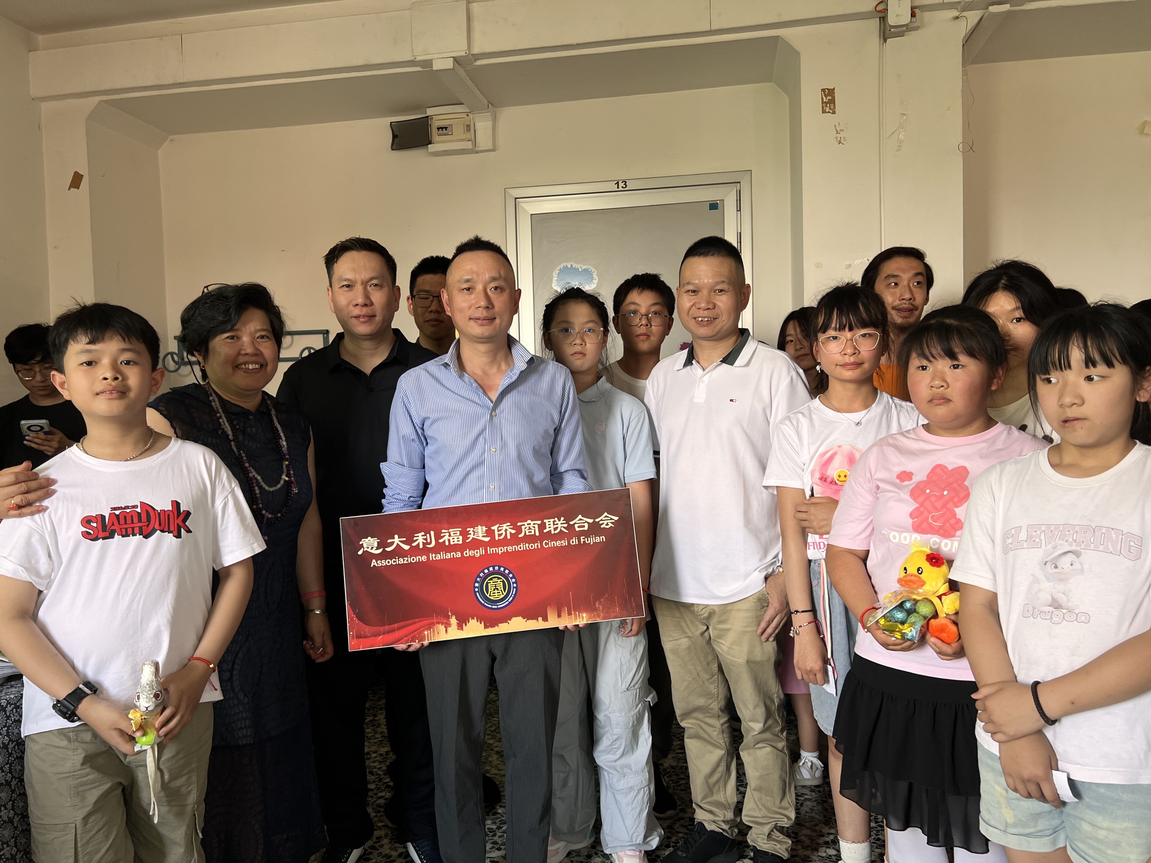  侨爱同行·童心绽放——意大利福建侨商联合会六一送暖 