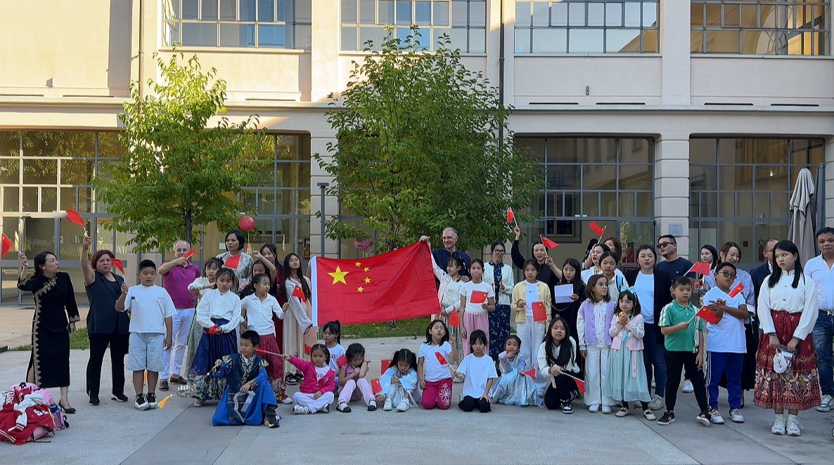  贝加莫华人中文学校携手贝加莫中国文化协会共绘“月圆家国梦，情暖贝加莫”双节游园会 