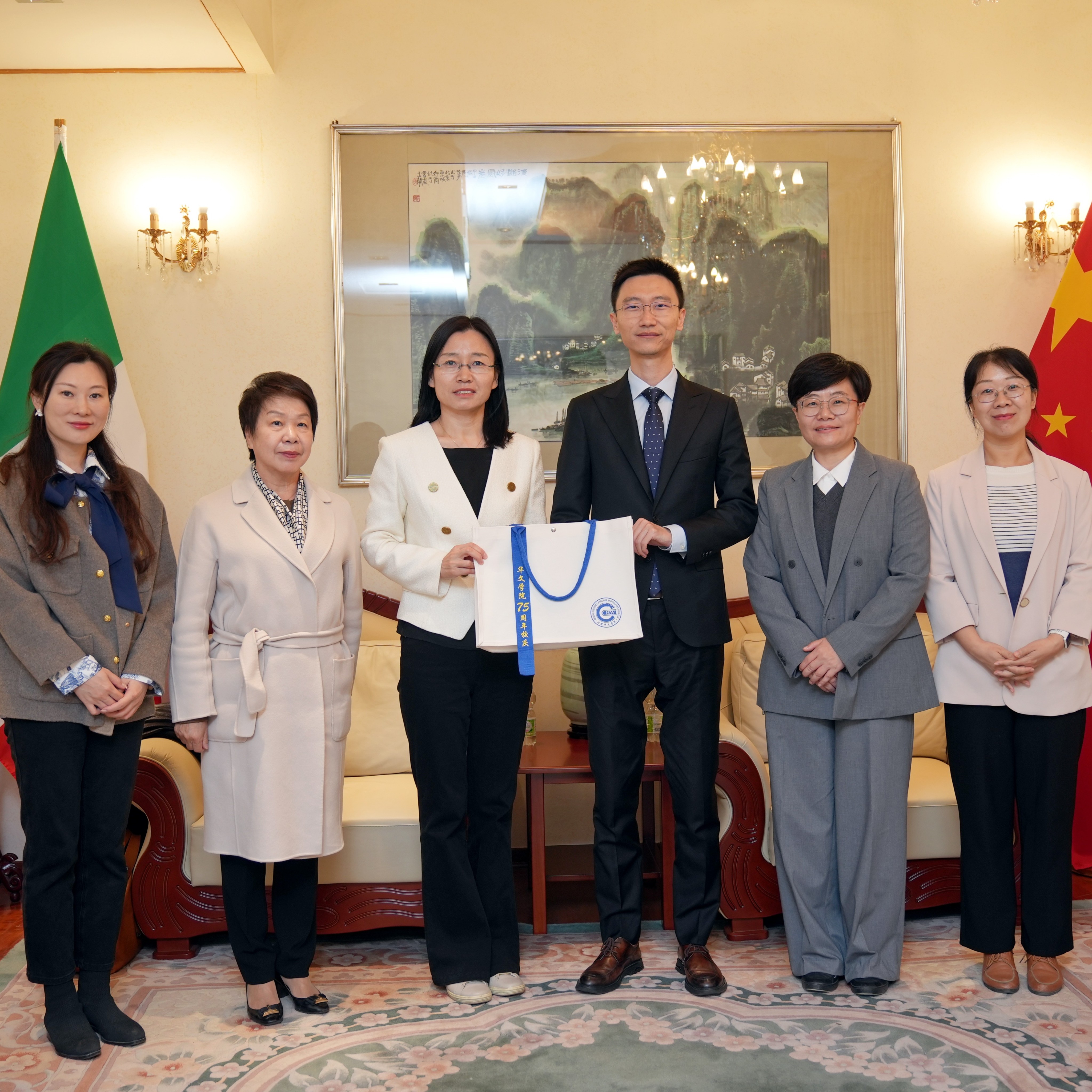   北京华文学院名师讲学团到访中国驻米兰总领事馆——携手推动海外华文教育高质量发展，共建中意文化交流新桥梁  